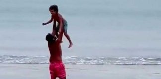 Papá celebrar que su hijo aprendió a montar bicicleta