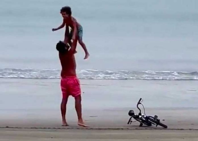 Papá celebrar que su hijo aprendió a montar bicicleta