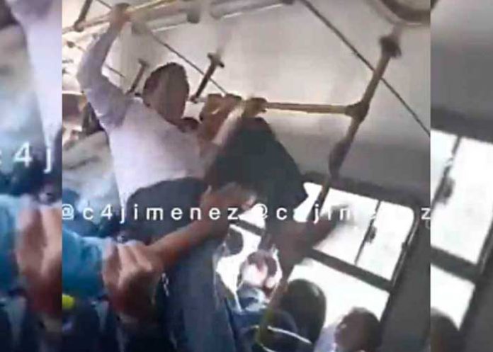 Patada voladora: pasajeros protagonizan pelea en bus