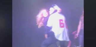 Hombre se enoja con su mujer por "perrear" con el payaso