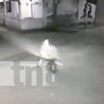 Peatón las hace al mejor estilo de “Mil Maneras de Morir” en Masachapa (VIDEO) Foto: Peatón la ve "de cerquita" al protagonizar aparatoso accidente en una calle de Masachapa / TN8