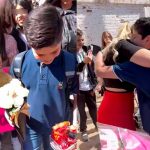 «Le sobran pantalones» Niño aprovecha el 14 y le declara su amor a la maestra Niño se le declara a su maestra: '¿Quiere ser mi novia?'