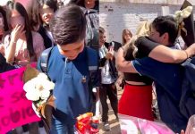 «Le sobran pantalones» Niño aprovecha el 14 y le declara su amor a la maestra Niño se le declara a su maestra: '¿Quiere ser mi novia?'