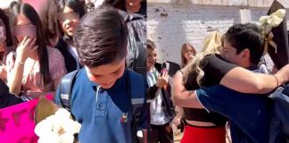 Niño se le declara a su maestra: '¿Quiere ser mi novia?'
