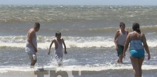 Familias de Managua disfrutan en Pochomil durante este verano 2023