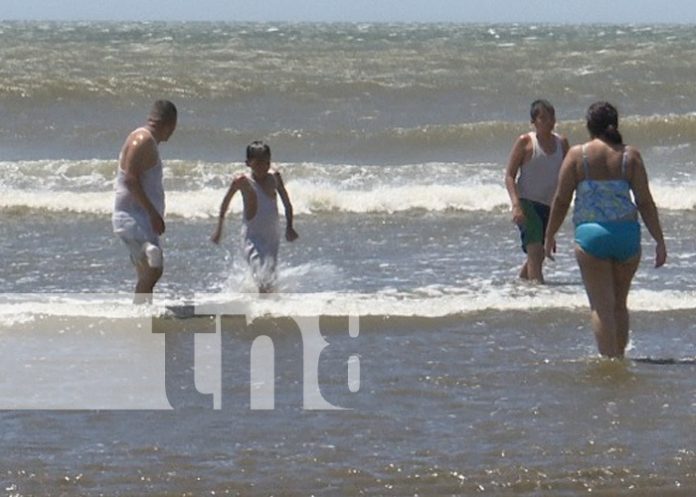 Familias de Managua disfrutan en Pochomil durante este verano 2023