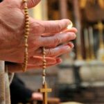 Miembros del clero católico en Portugal abusaron de 4 mil 800 menores