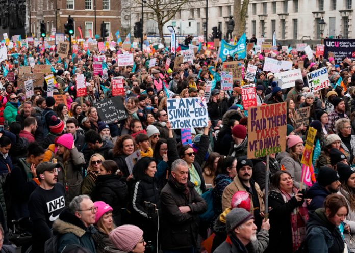 ¡No aguantan más!: Trabajadores de Reino Unido hacen multitudinaria huelga