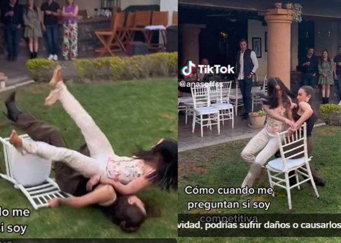 Mujeres se pelean por ganar en el juego de las sillas