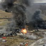 Tren se descarrila y provoca un gran incendio en Ohio, Estados Unidos