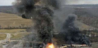 Tren se descarrila y provoca un gran incendio en Ohio, Estados Unidos
