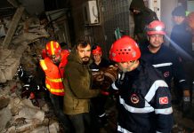 Hallan con vida a niño entre los escombros tras devastador terremoto en Turquía Hallan con vida a niño entre los escombros tras devastador terremoto en Turquía