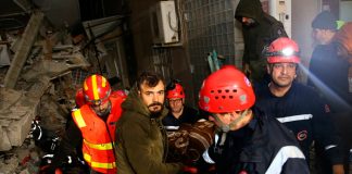 Hallan con vida a niño entre los escombros tras devastador terremoto en Turquía