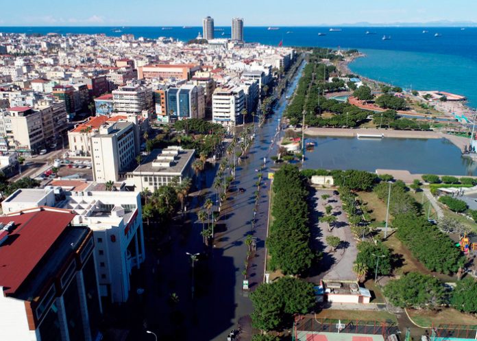 ¡El fin está muy cerca! Se inunda una ciudad en Turquía tras potente terremoto