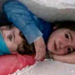 ¡Incomparable amor! Niña protege a su hermano bajo los escombros en Siria ¡Incomparable amor! Protege a su hermano bajo los escombros en Siria