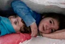 ¡Incomparable amor! Niña protege a su hermano bajo los escombros en Siria ¡Incomparable amor! Protege a su hermano bajo los escombros en Siria