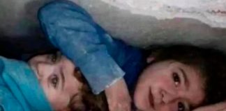 ¡Incomparable amor! Protege a su hermano bajo los escombros en Siria
