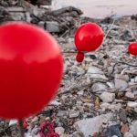 Rinden homenaje con globos rojos a niños muertos por el terremoto en Turquía Rinden homenaje con globos rojos a niños muertos por el terremoto en Turquía