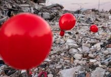 Rinden homenaje con globos rojos a niños muertos por el terremoto en Turquía Rinden homenaje con globos rojos a niños muertos por el terremoto en Turquía