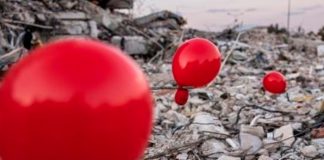 Rinden homenaje con globos rojos a niños muertos por el terremoto en Turquía