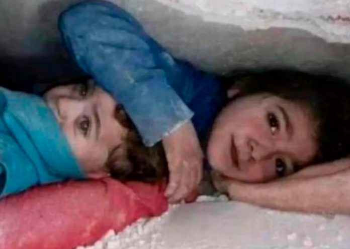 turquia1 ¡Incomparable amor! Protege a su hermano bajo los escombros en Siria