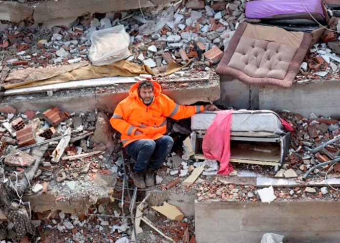 ¡Conmovedor! Un padre sosteniendo la mano de su hija muerta en Turquía