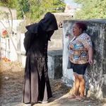 VIDEO del siglo: Se disfraza de la muerte y engaña a mujer «dame tu alma» Hombre se disfraza de la muerte y engaña a mujer