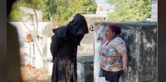 Hombre se disfraza de la muerte y engaña a mujer