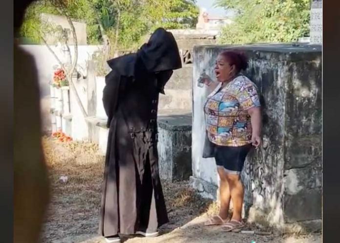 Hombre se disfraza de la muerte y engaña a mujer