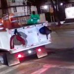 «Con total descaro» trabajadores de limpieza roban tapa de una alcantarilla Trabajadores de limpieza roban tapa de una alcantarilla