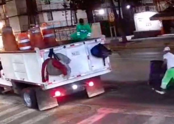 Trabajadores de limpieza roban tapa de una alcantarilla