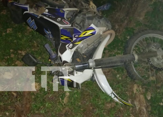 Motociclista resulta con lesiones al impactar contra un semoviente en Jalapa