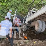 Camión se va dentro una alcantarilla en Paiwás, RACCS