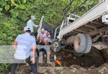 Camión se va dentro una alcantarilla en Paiwás, RACCS