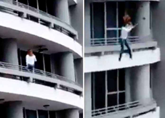 ¿Será de hule?, Mujer se tira de un sexto piso y se levanta como si nada