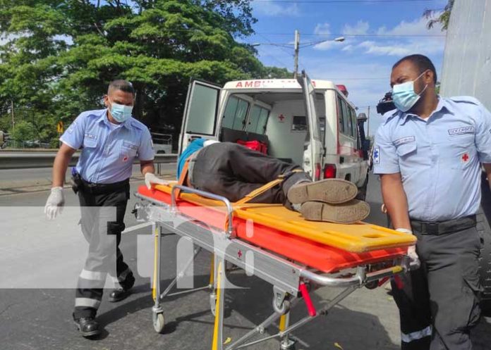 Peatón vivo de “milagro” tras arrojársele a un camión en Managua