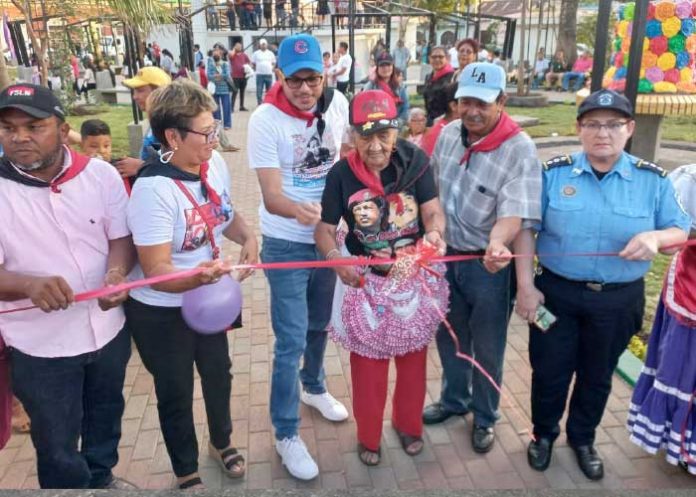 Autoridades locales de Diriamba inauguran primera etapa del parque central