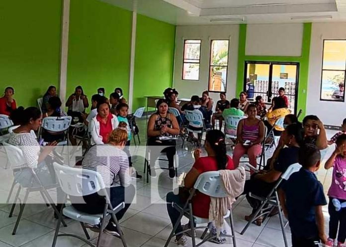 Mujeres con partos múltiples reciben paquetes alimenticios