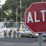 Irrespetar la señal de ALTO deja con golpes a un motociclista en Managua Irrespetar la señal de ALTO deja con golpes a un motociclista en Plaza España, Managua