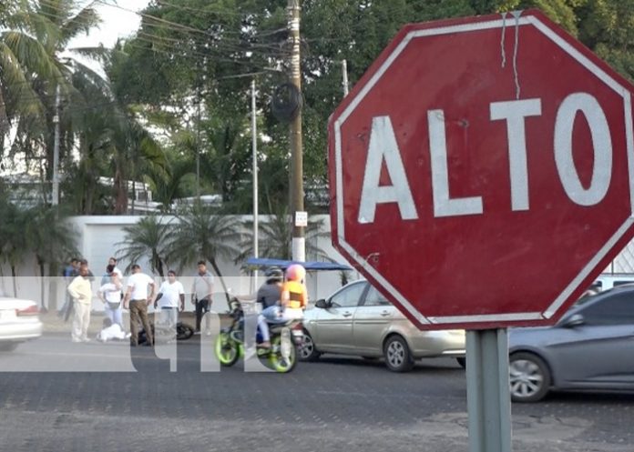 1 Irrespetar la señal de ALTO deja con golpes a un motociclista en Plaza España, Managua