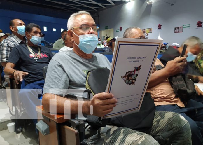 Foto: 100 retirados del Ejército reciben título de propiedad / TN8