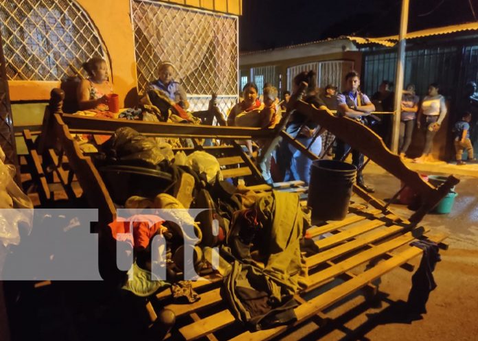 1 Foto: Voraz incendio deja a familia del barrio Selim Shible en la intemperie / TN8