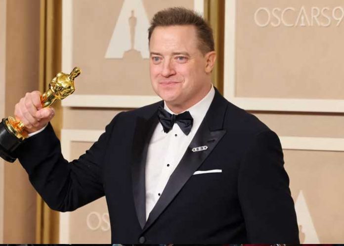 Brendan Fraser es premiado con un Óscar por su actuación en “La Ballena”