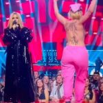 Avril Lavigne es interrumpida por una mujer desnuda al presentar los premios JUNO Avril Lavigne es interrumpida por una mujer desnuda al presentar los premios JUNO