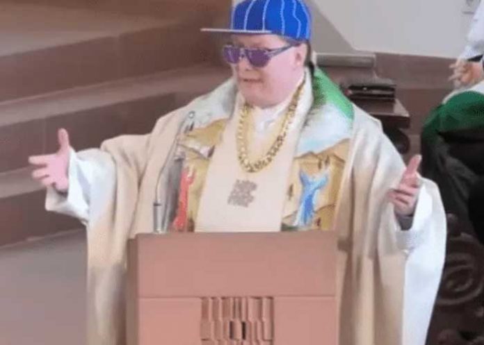 1 Video: Cura “lanza” sermón al mero “estilo de Snoop Dogg”