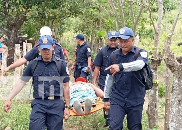 Bomberos Unidos de la Isla de Ometepe, rescatan a anciano