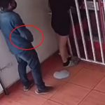 Graban a degenerado que se "estimula" detrás de una mujer