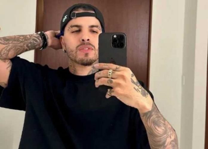 1 Fans agrede a Rauw Alejandro con un celular en pleno concierto