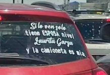 Esposa deja una advertencia en el carro de su marido