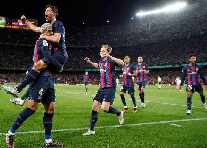 Kessie le da la victoria al Barcelona en el Clásico